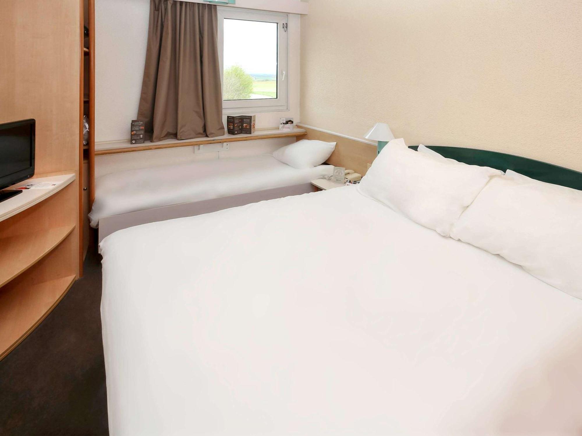Отель Ibis Auxerre Sud Venoy Экстерьер фото