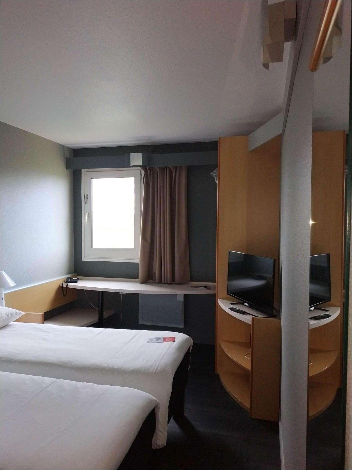 Отель Ibis Auxerre Sud Venoy Экстерьер фото