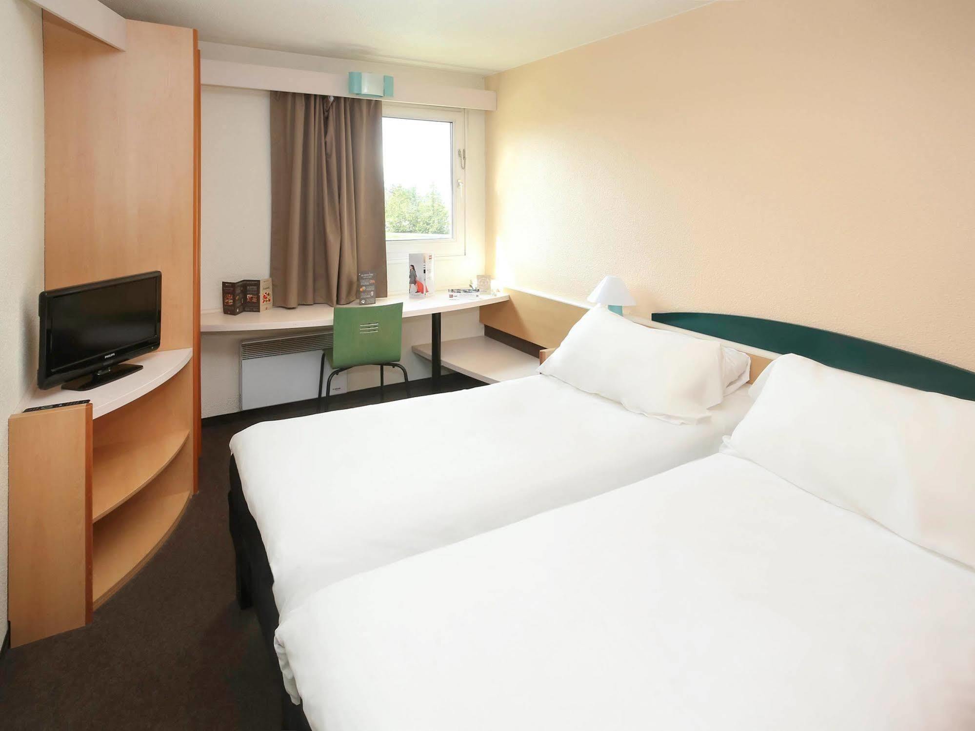 Отель Ibis Auxerre Sud Venoy Экстерьер фото
