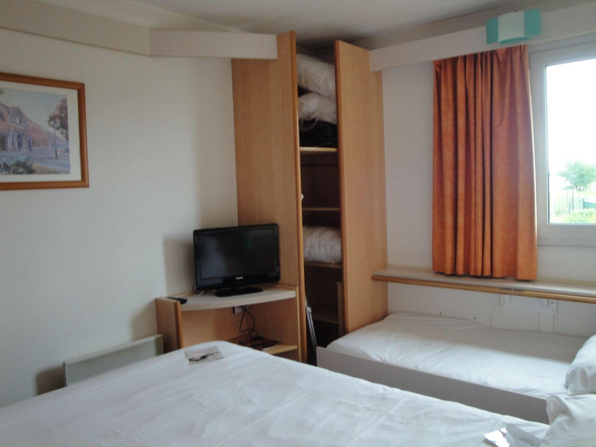 Отель Ibis Auxerre Sud Venoy Экстерьер фото